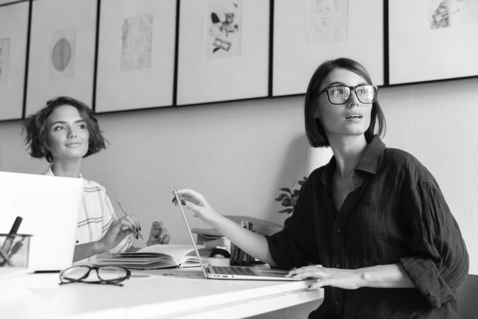 Professionnel travaillant sur des analyses financières