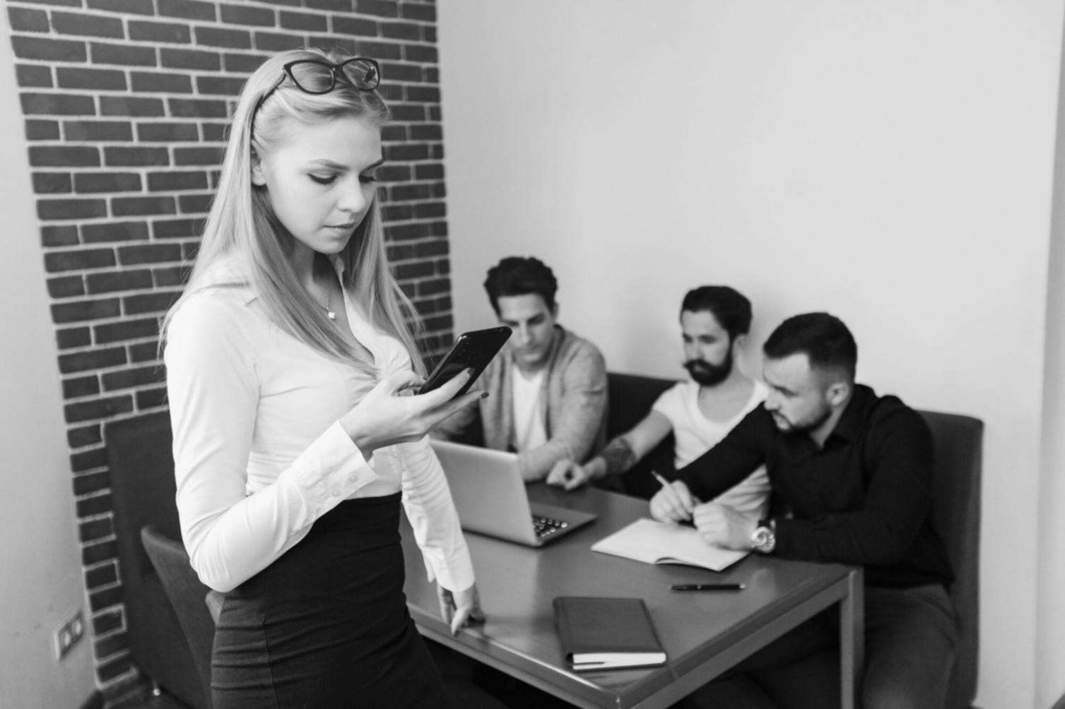 Environnement de travail collaboratif moderne avec équipe en réunion