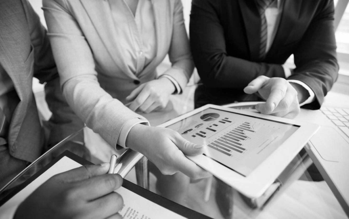 Espace de formation moderne équipé pour l'apprentissage de la finance